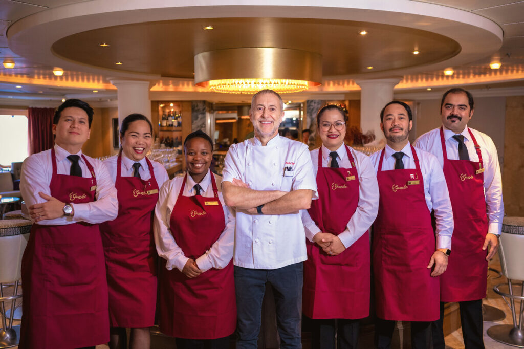 Insgesamt 5- mal gastiert Sternekoch Michel Roux (Mitte) 2027/28 an Bord der Queen Anne. Foto: Cunard