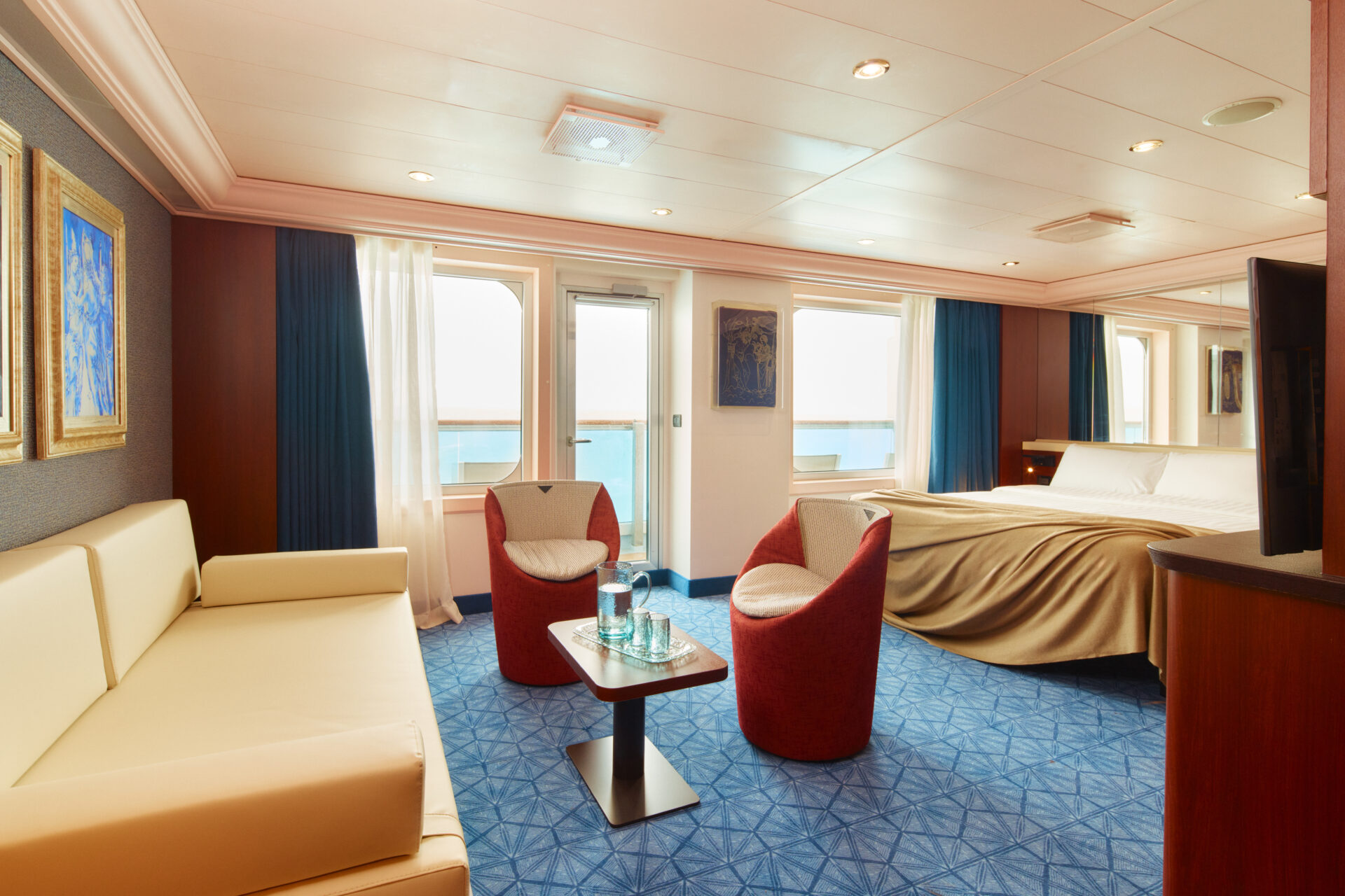 Die Dominanz brauner Farbtöne ist Vergangenheit. Blick in eine Suite an Bord der Costa Serena. Foto: Costa Kreuzfahrten