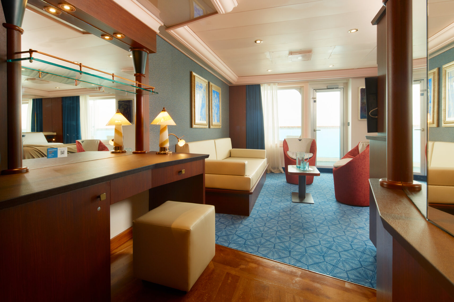 Wohnbereich einer Suite an Bord der Costa Serena. Foto: Costa Kreuzfahrten