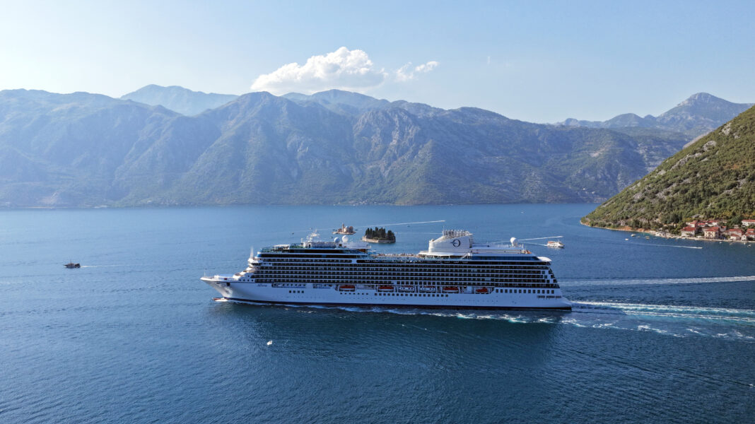 Oceania Allura in der Bucht von Kotor in Montenegro